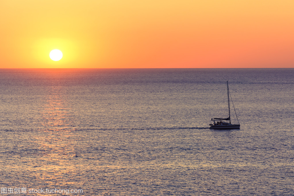 帆影與銀翼 日落時(shí)分的海上與天空交響曲